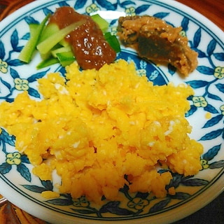 炒り卵と鯛味噌キュウリ奈良漬のおつまみプレート